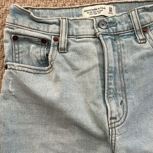 Abercrombie ‘90s Slim Straight Ultra High Rise Lightwash Jeans  24/00